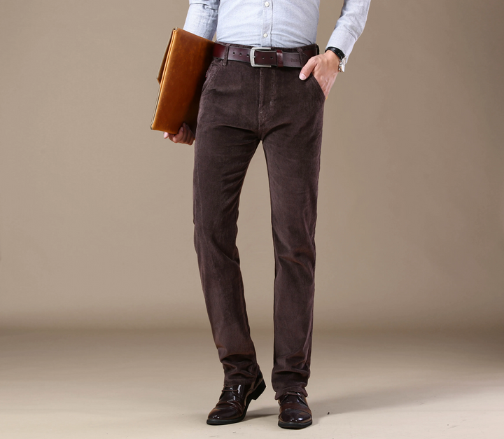 Detail van de zachte corduroy stof van deze nette herenbroek. Comfortabel en stijlvol met rechte pijpen.