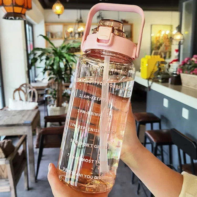 2L sport drinkfles met rietje en tijdmarkering voor dames & heren; BPA-vrij en ideaal voor fitness & hydratatie.
