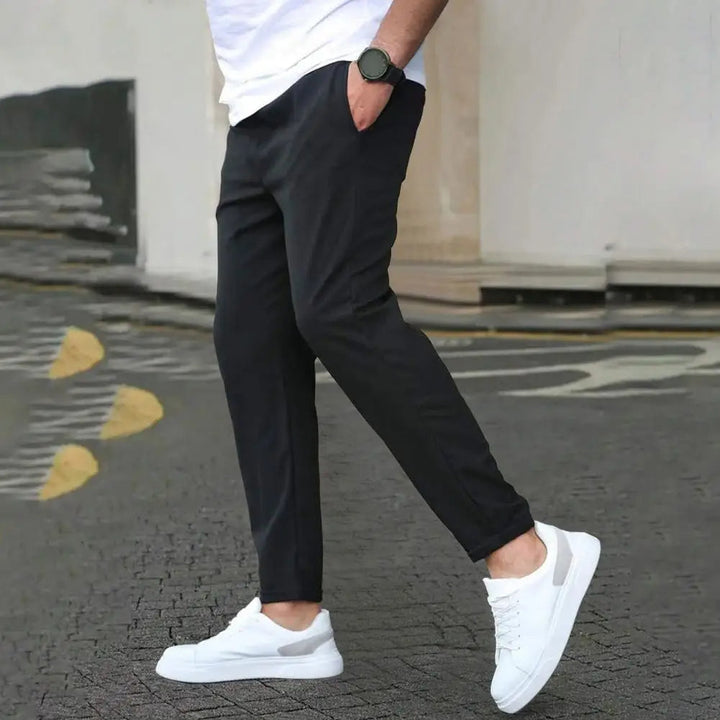 Close-up van de zachte polyester stof van de comfortabele heren joggingbroek.