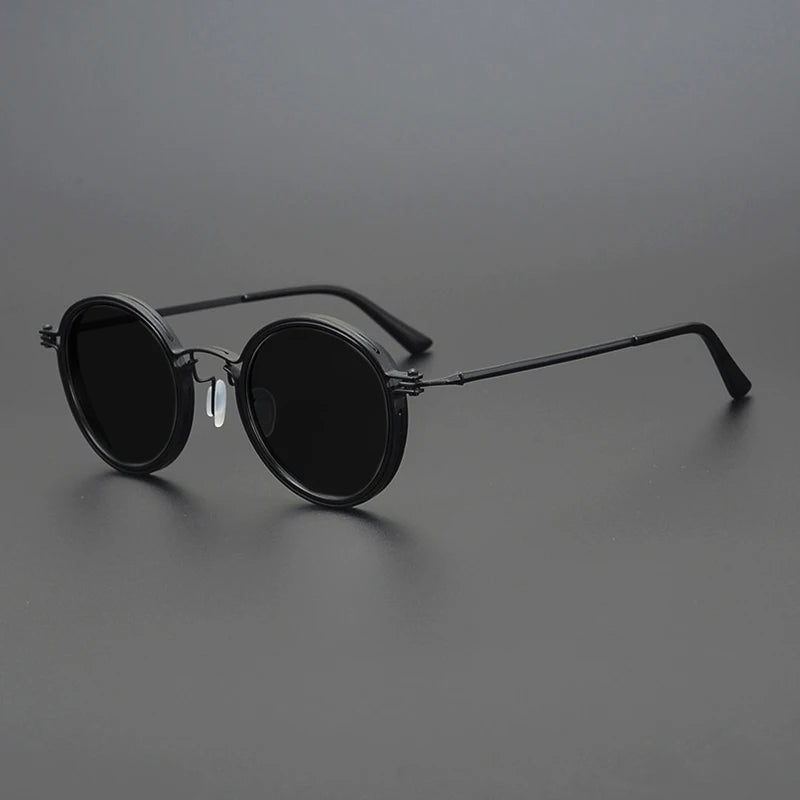 Glanzend metalen frame van unisex gepolariseerde zonnebril; biedt UV400 bescherming en modern design.