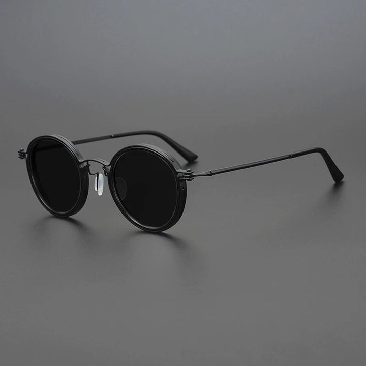 Glanzend metalen frame van unisex gepolariseerde zonnebril; biedt UV400 bescherming en modern design.