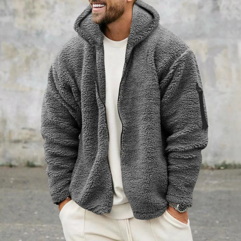 Man draagt comfortabel dubbelzijdig fleece vest voor heren, ideaal als warm buitenvest of casual wintermode.