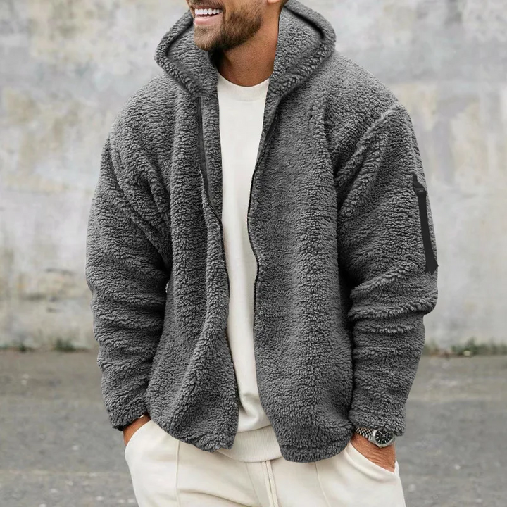 Man draagt comfortabel dubbelzijdig fleece vest voor heren, ideaal als warm buitenvest of casual wintermode.