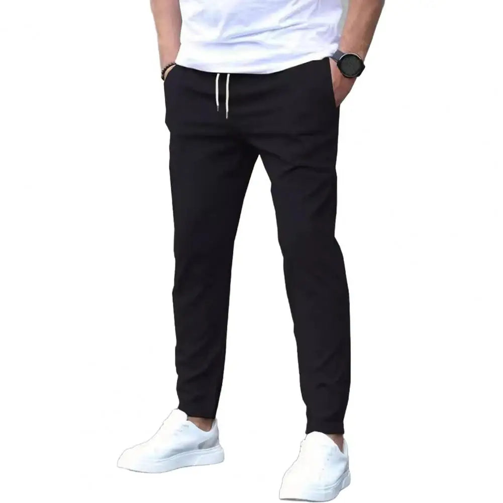 Voorkant van de casual heren joggingbroek, met zakken en trekkoord voor optimale pasvorm.