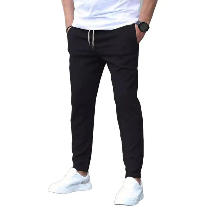 Voorkant van de casual heren joggingbroek, met zakken en trekkoord voor optimale pasvorm.