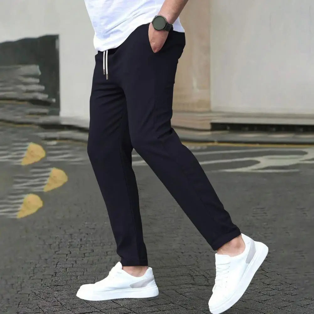 Comfortabele polyester heren joggingbroek met handige zakken, perfect voor sportkleding.