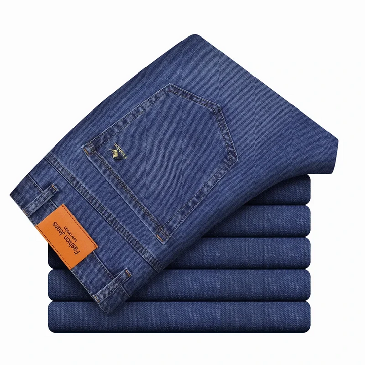 Heren klassieke blauwe stretch jeans. Comfortabele spijkerbroek voor mannen, tijdloze stijl, nieuwe collectie.