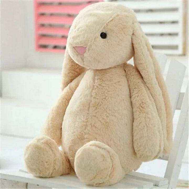 Kind knuffelt een zacht pluche konijn, ideaal als troostend knuffeldier en veilig kinderspeelgoed voor thuis.