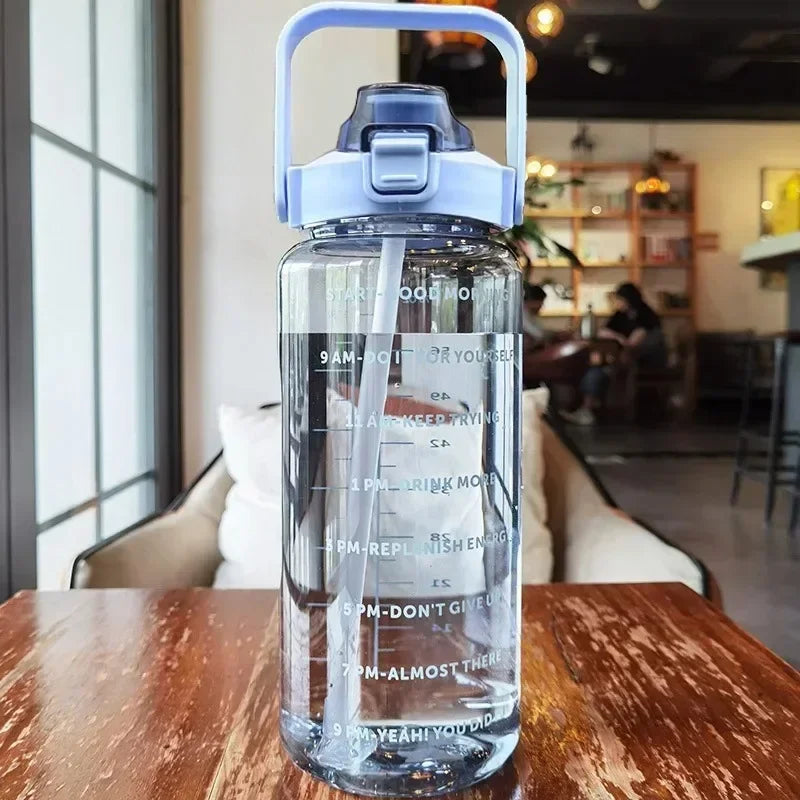 Grote 2L sportfles met tijdsmarkering helpt je gehydrateerd te blijven tijdens trainingen, duurzaam en lekvrij design.