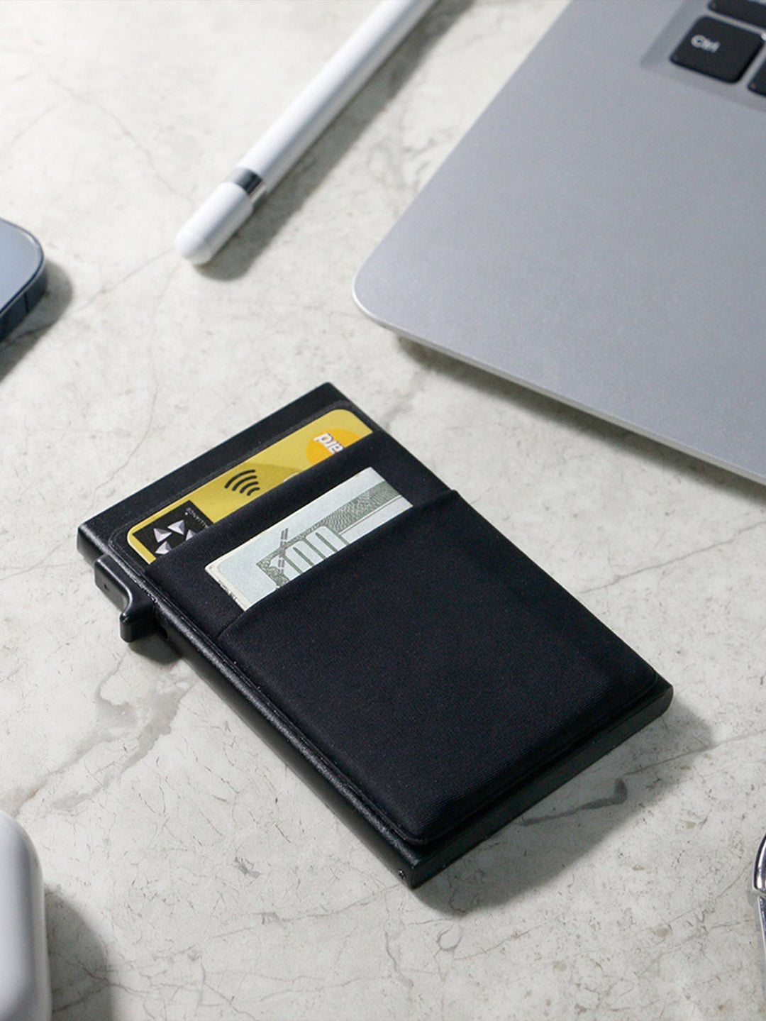 Elegante dunne RFID portemonnee voor heren, minimalistisch metalen design als kaartbeschermer.