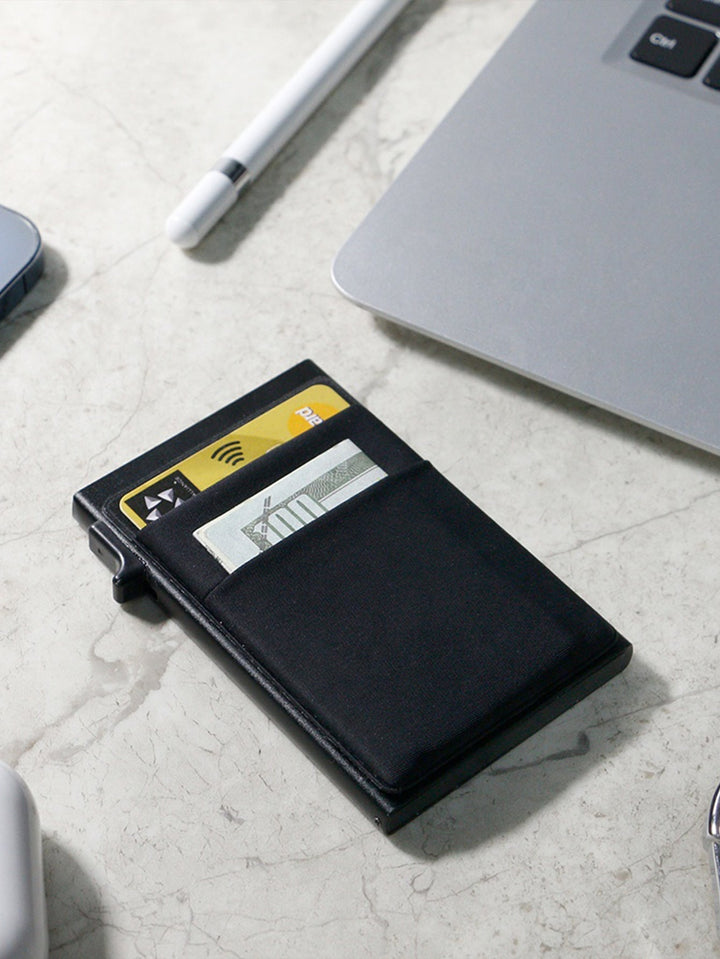 Elegante dunne RFID portemonnee voor heren, minimalistisch metalen design als kaartbeschermer.