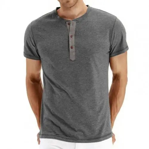 Man draagt comfortabel heren T-shirt met korte mouwen, ideaal voor een casual lente of zomer look.