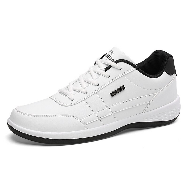 Witte orthopedische loafers voor heren, comfortabel en ondersteunend, perfect voor dagelijks voetcomfort, ook in grote maten.