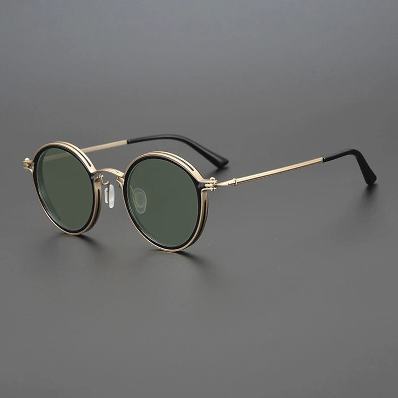 Duurzame unisex zonnebril met gepolariseerde glazen en metalen montuur voor optimale UV400 oogbescherming.