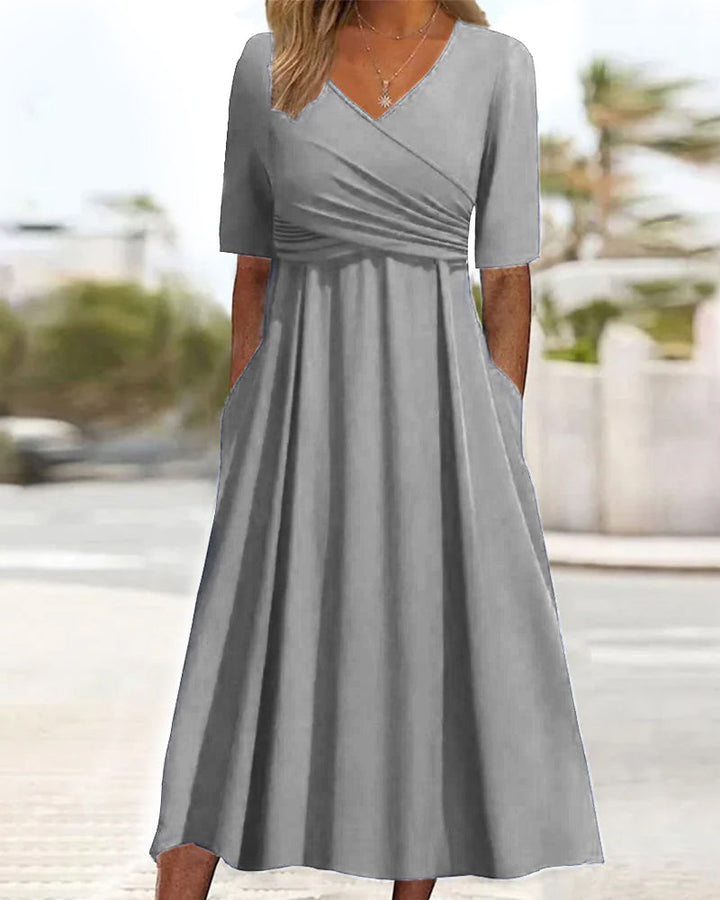 Modieuze dames gekruiste jurk met elegante V-hals en korte mouwen. Comfortabele A-lijn pasvorm, ideaal voor zomer.