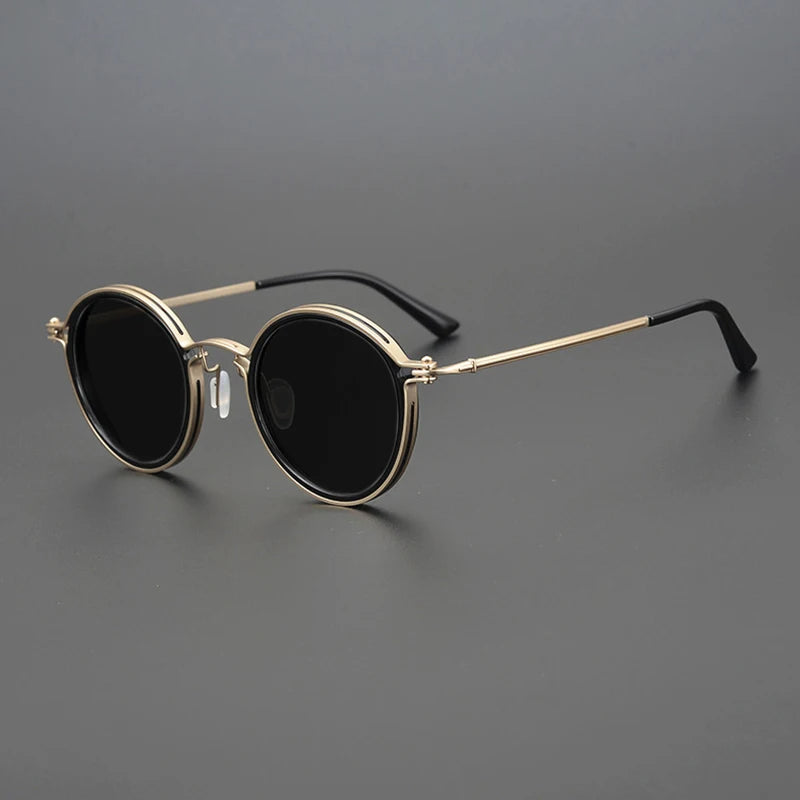 Unisex gepolariseerde zonnebril met stijlvol metaal frame. Biedt UV400 oogbescherming.