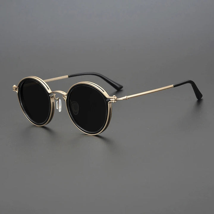Unisex gepolariseerde zonnebril met stijlvol metaal frame. Biedt UV400 oogbescherming.