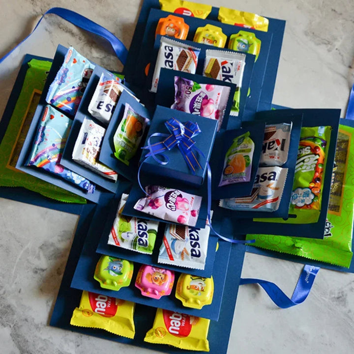 Vierkante verrassingsdoos explosiebox, uitgevouwen met ruimte voor persoonlijke boodschappen en foto's.