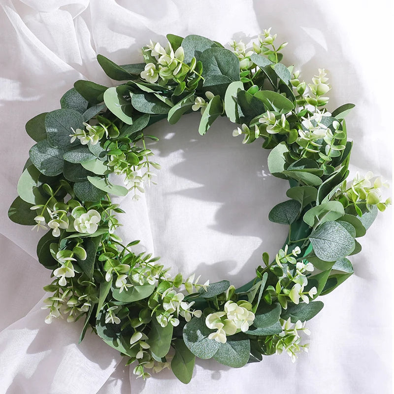 Decoratieve eucalyptus krans, perfecte muurdecoratie of seizoensdecoratie. Realistische kunstplant voor thuis.