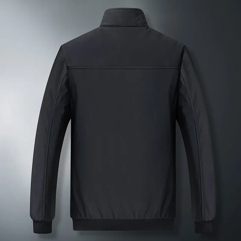 Comfortabele heren winterjas met zachte fleece voering voor extra warmte en isolatie tijdens koude dagen.