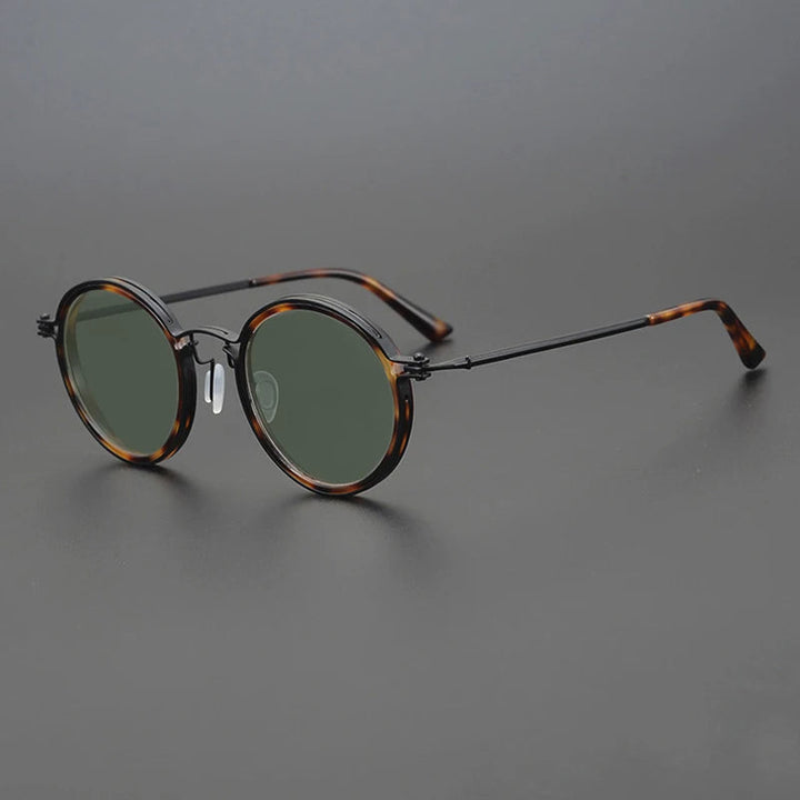 Draag deze unisex gepolariseerde zonnebril met metaal frame voor stijlvolle UV400 oogbescherming.