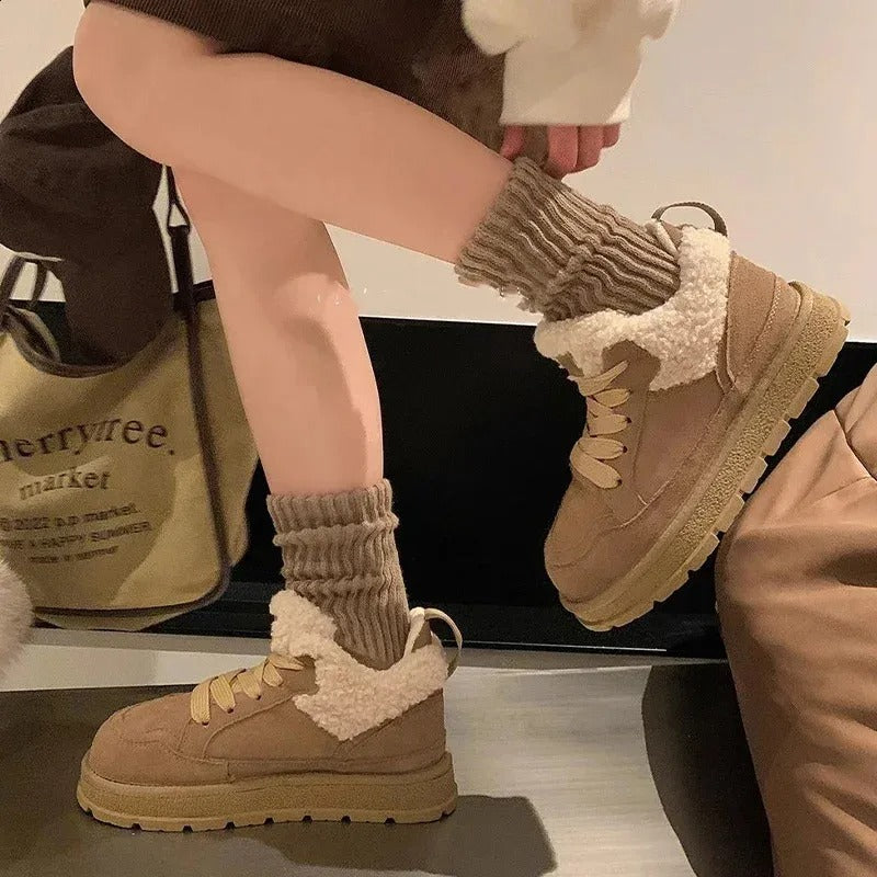 Warme, trendy damessportschoenen met voering, ideaal voor de wintercollectie. Verkrijgbaar in beige en bruin.