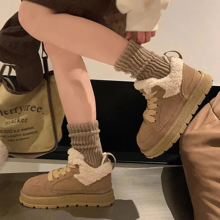 Warme, trendy damessportschoenen met voering, ideaal voor de wintercollectie. Verkrijgbaar in beige en bruin.