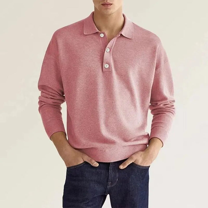 Detailopname van de kraag en knoopjes van een elegant heren poloshirt met lange mouwen. Hoogwaardige kleding.