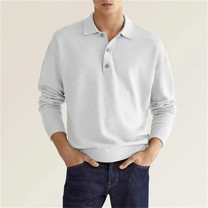 Man draagt comfortabel heren poloshirt met lange mouwen. Stijlvolle en casual bovenkleding voor elke dag.
