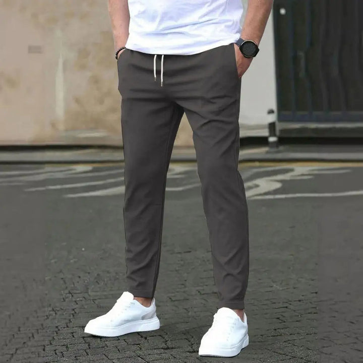 Nieuwe heren joggingbroek met regular fit, ideaal als sportbroek of comfortabele vrijetijdsbroek.