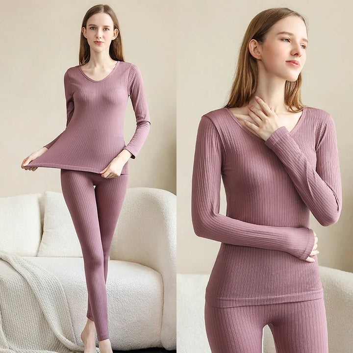 Modieuze thermokleding set voor dames, warmte en comfort gecombineerd met stijl.