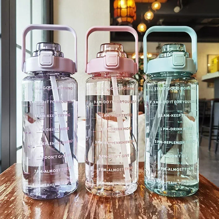 Transparante waterfles 2L met ingebouwd rietje; makkelijk te vullen en mee te nemen, essentieel voor je hydratatie.