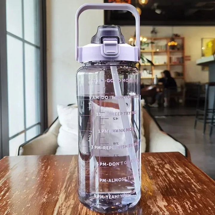 Duurzame 2L drinkfles met rietje en handvat; ideaal voor intensieve sport, kantoor of outdoor avonturen, BPA-vrij.