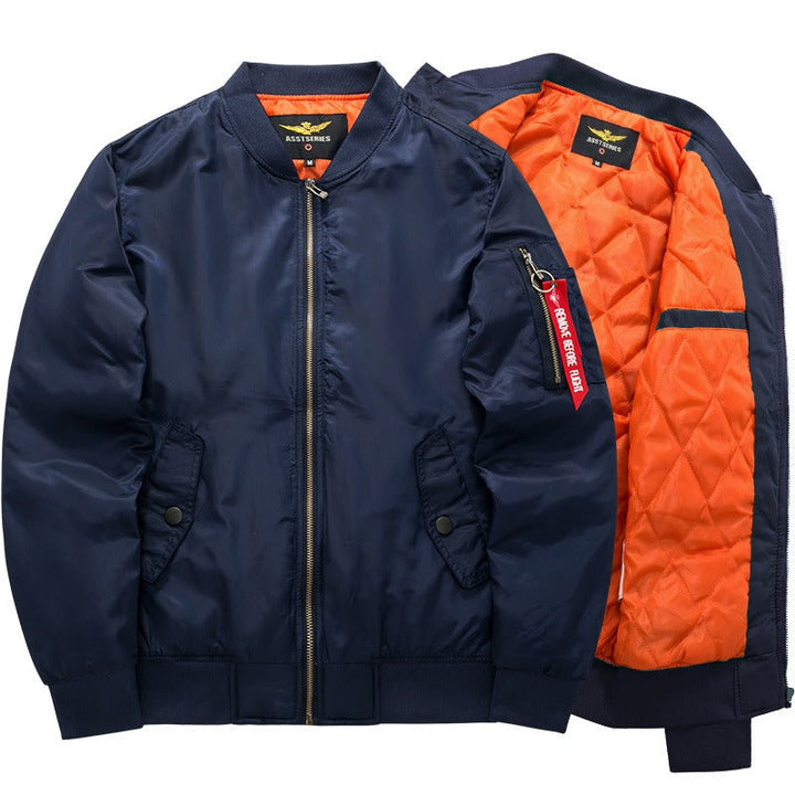 Weerbestendige casual herenjas in donkerblauw. Een stijlvolle en functionele keuze voor lente en herfst.