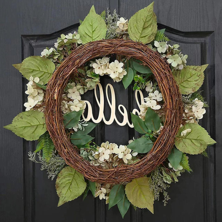 Sfeervolle groene hortensia krans met vriendelijk 'Hallo' welkomstbord, ideale woondecoratie.