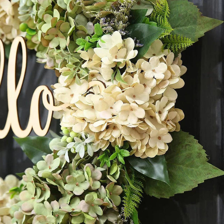 Decoratieve groene hortensia kunstbloem krans met 'Hallo' welkomstbord voor sfeervolle voordeur.