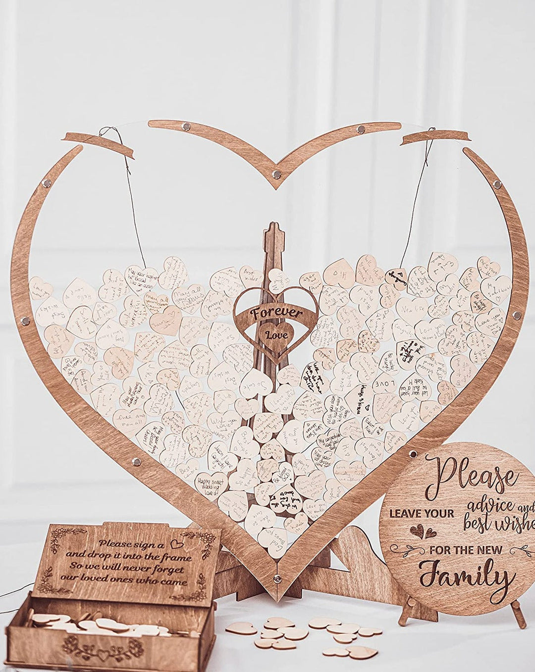 Elegant hartvormig houten gastenboek met verfijnde details; ideale decoratie en blijvende herinnering aan speciale momenten.