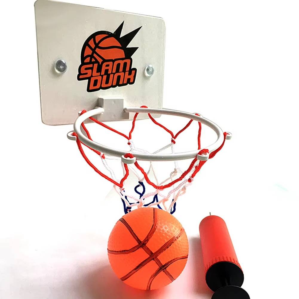 Jonge sporter speelt met verstelbare mini basketbalring, perfect cadeau voor actieve kinderen.