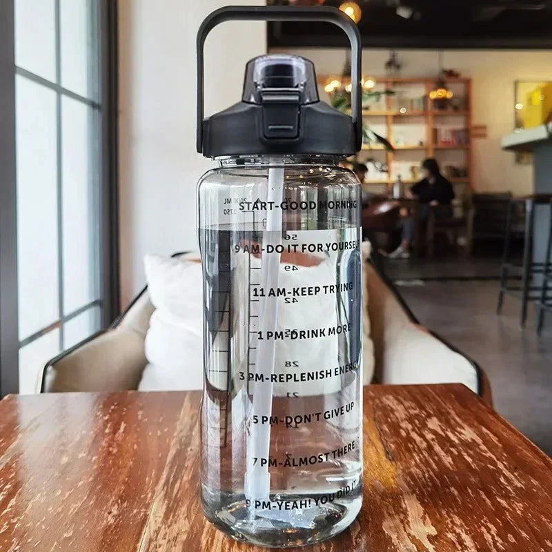 Heren fitness waterfles 2 liter met rietje en tijdmarkering; essentieel accessoire voor sportschool en outdoor activiteiten.