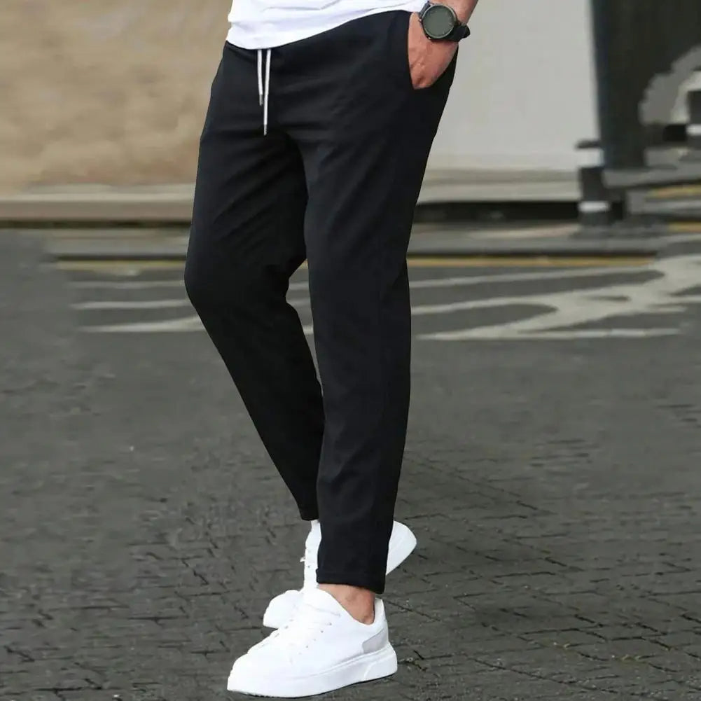 Man draagt grijze heren joggingbroek, perfect voor ontspannen thuis of lichte sportactiviteiten.
