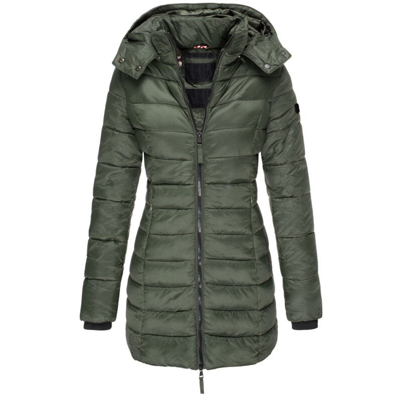Stijlvolle dames winterjas 'Olivia' met capuchon, gedragen door een model, toont moderne buitenkleding.