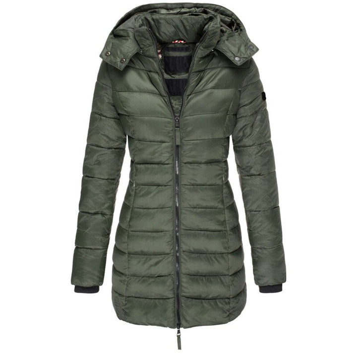 Stijlvolle dames winterjas 'Olivia' met capuchon, gedragen door een model, toont moderne buitenkleding.