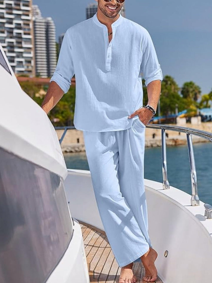 Veelzijdige heren zomerset, comfortabel V-hals shirt en short voor elke gelegenheid.