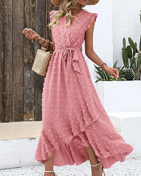 Veelzijdige dames midi jurk: geplooid design met stippen, gemakkelijk te stylen voor diverse looks.