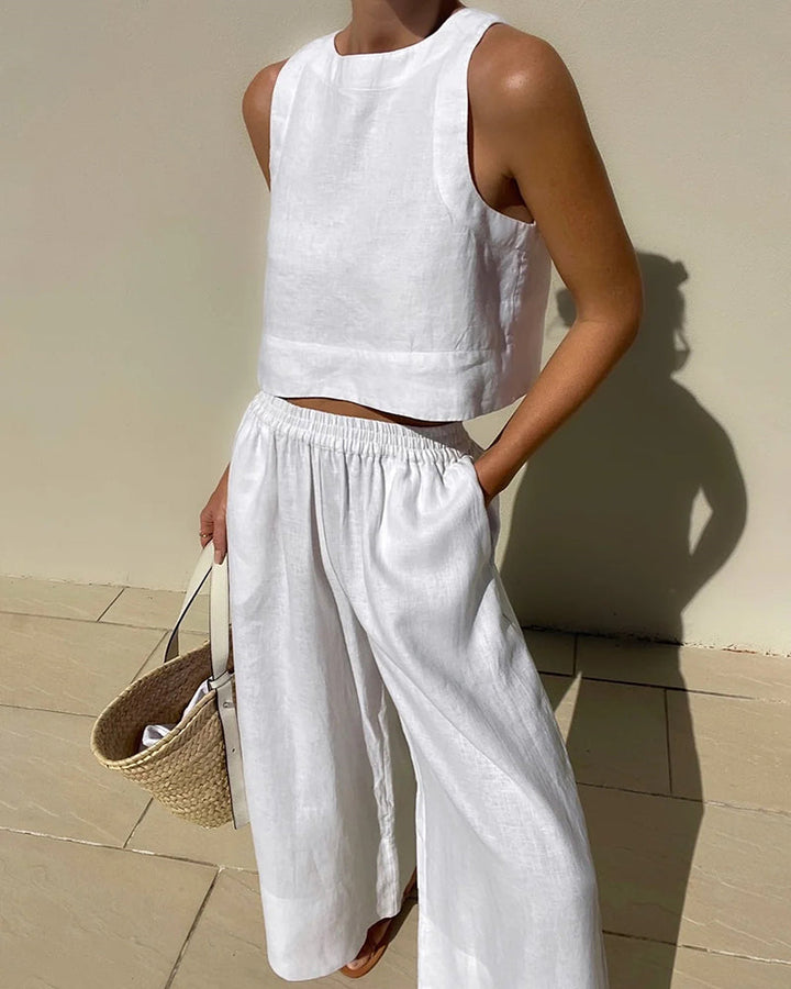 Dames tweedelige zomeroutfit: comfortabele crop top en wijd pijpen broek in elegante set.