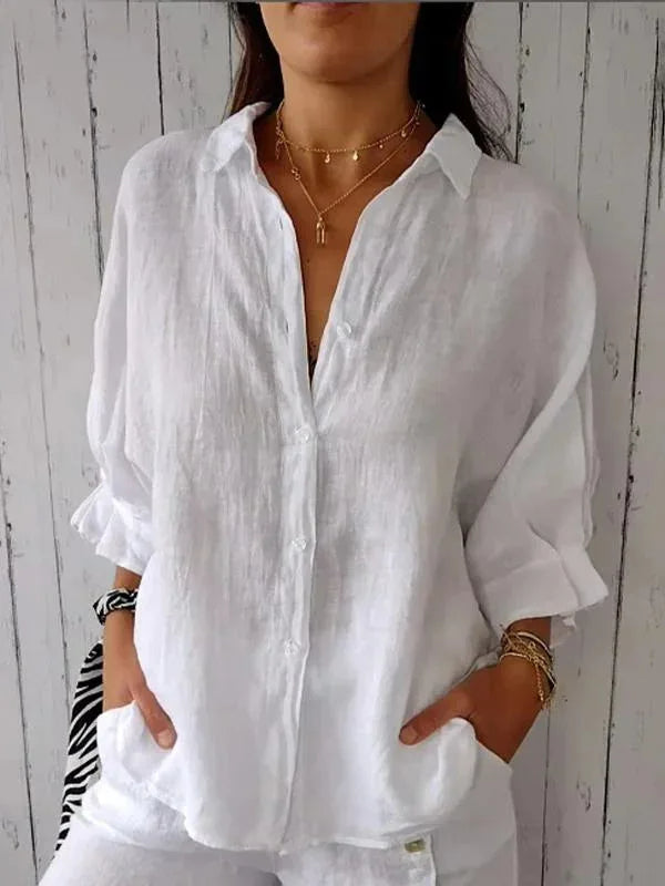 Luchtige damesblouse met knoopsluiting, V-hals en losse pasvorm, ideaal voor zomer en lente.