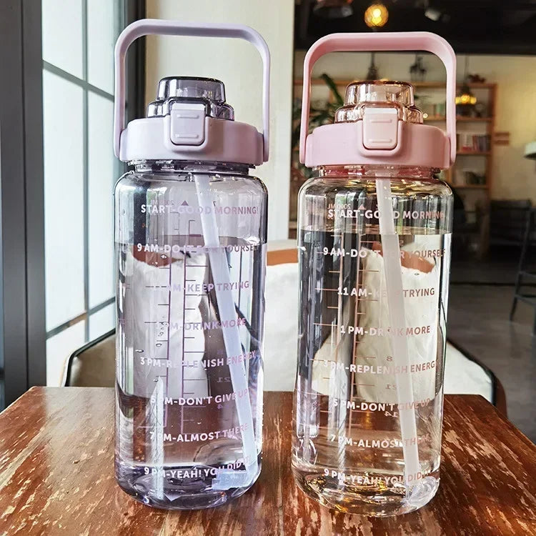 Outdoor drinkfles 2L met rietje, BPA-vrij; ideaal voor wandelen, kamperen en langdurige hydratatie, met tijdsnotities.