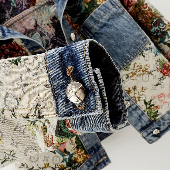 Trendy vrouwenmode: blauw denim jasje met verfijnde bloemenprint; een must-have voor je garderobe.