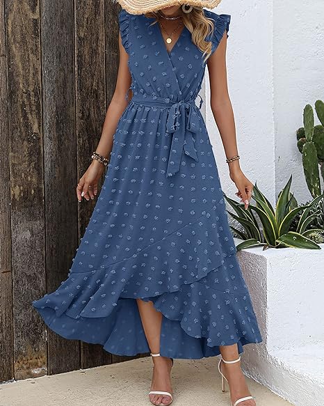 Trendy geplooide damesjurk met een uniek stippenpatroon, voor een eigentijdse look en gevoel.