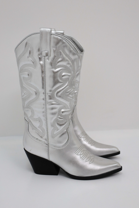 Detailopname van de schacht van Bella hoge dames laarzen, met trendy stiksels en comfortabel materiaal.